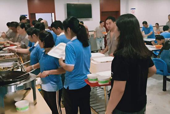 食堂承包公司不榨取員工伙食費靠什么賺錢？