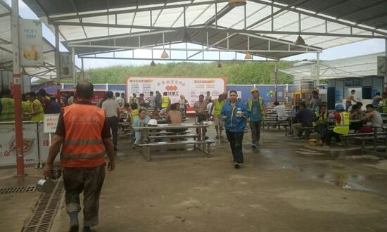 工地飯?zhí)贸邪? />
</p>
<p>
	每天做兩餐，20塊一天，一年除去節(jié)假日算300天，假設(shè)300個人一定會去吃飯，這樣你在這300個人中可以得到180萬的總銷售額。這是一個總數(shù)，成本可根據(jù)自身情況，及當(dāng)?shù)夭少徫飪r，資金計算出大概，就知道有多少利潤空間了。
</p>			</div>
			<!-- /content -->
			<div   id=