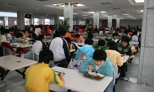 廣東三部門(mén)聯(lián)合發(fā)文嚴(yán)禁學(xué)校食堂分包轉(zhuǎn)包，每餐須有校方人員陪餐