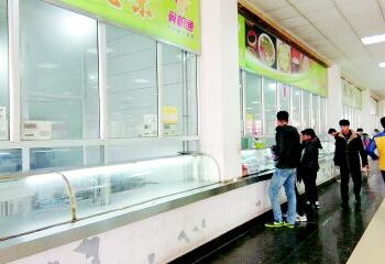 學(xué)校食堂窗口承包人兩月便退場 是經(jīng)營不善還是遭人嫉妒？